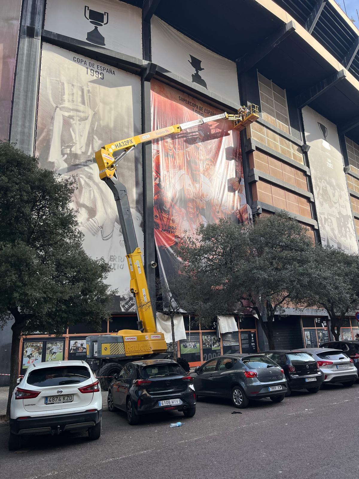 Reparación de la lona de Mestalla