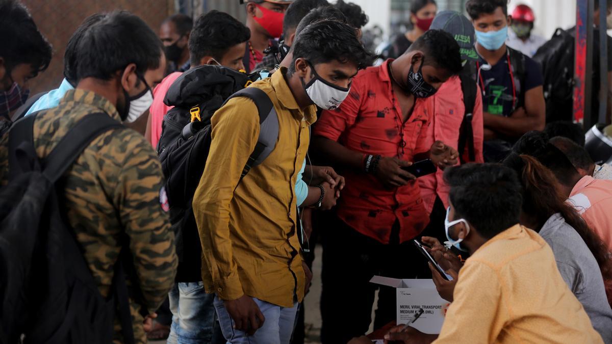 Ciudadanos de Bangalore hacen cola para realizarse test de covid, el lunes.