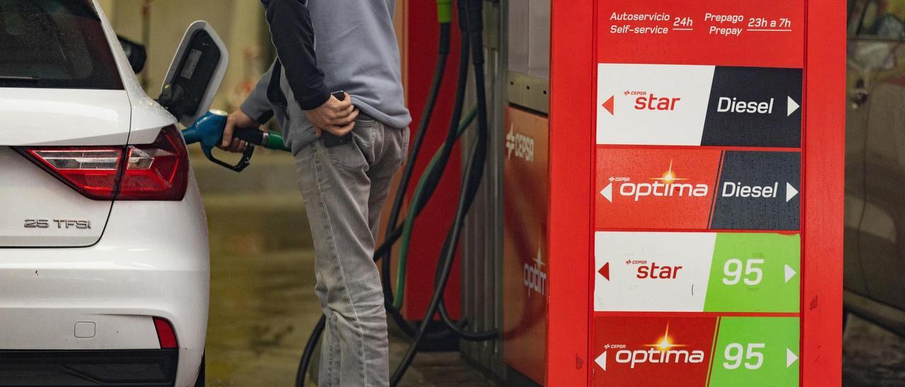 Un hombre, mientras reposta en una gasolinera.jpg