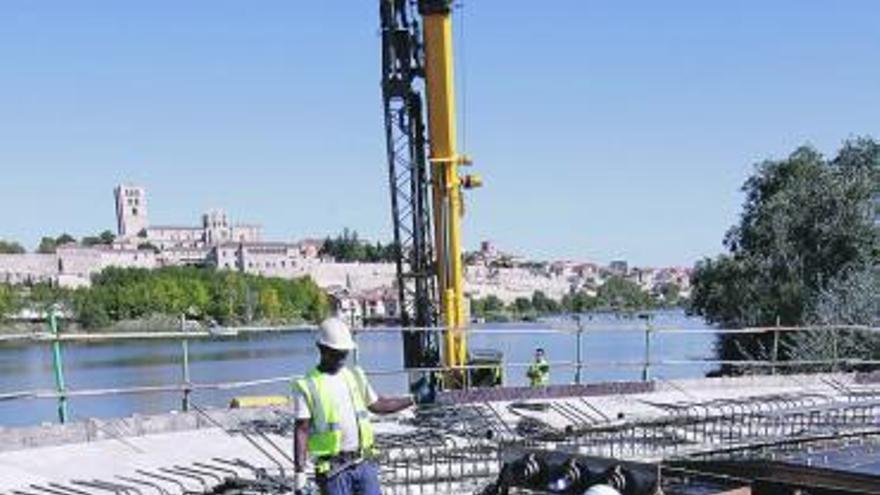 Trabajos que se desarrollan en la rotonda elevada de la margen izquierda.