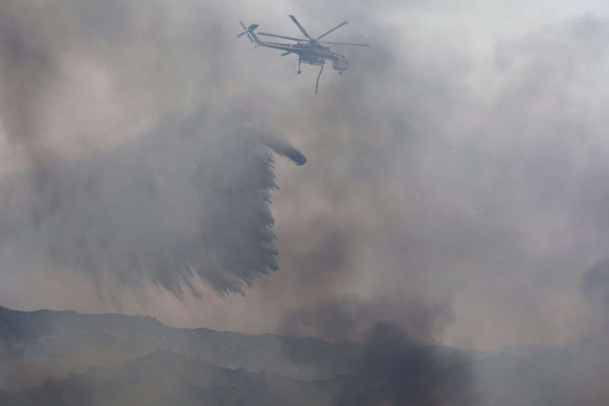 Lucha sin tregua contra el fuego en Hemet (California)