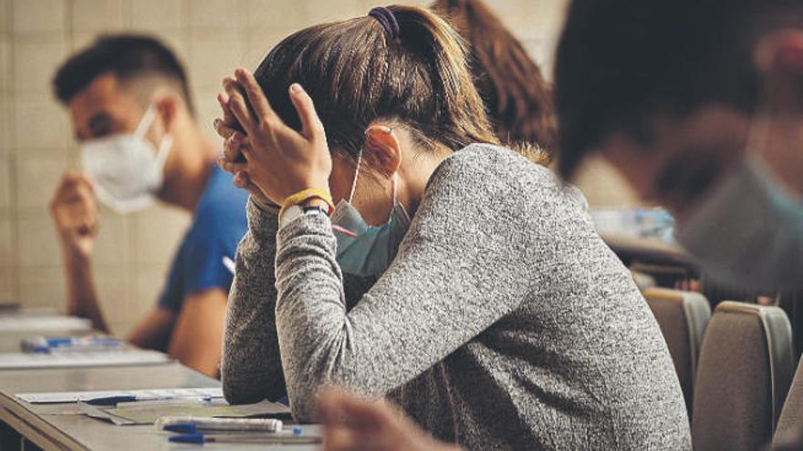 Unos alumnos realizan su examen de acceso a la universidad adaptado a las restricciones del coronavirus