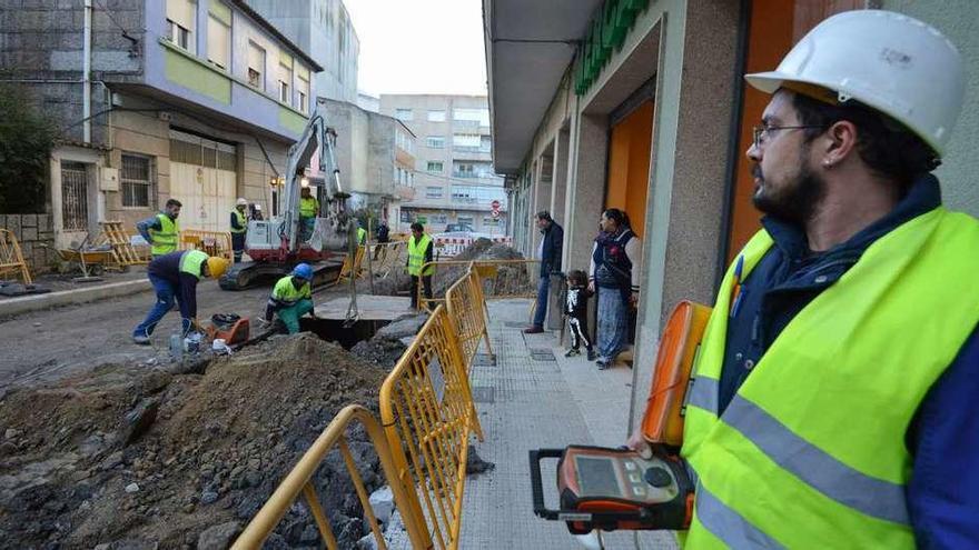 Un técnico mide la presencia de gas en la calle tras la reparación de la avería. // Gustavo Santos