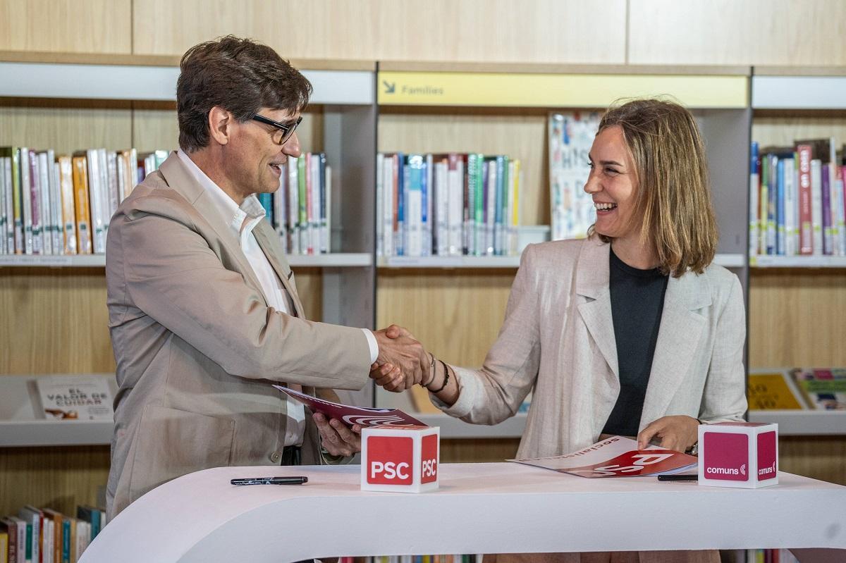 Salvador Illa y Jéssica Albiach, durante la firma del pacto de investidura este sábado en Cornellà