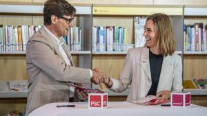 Salvador Illa y Jéssica Albiach, durante la firma del pacto de investidura este sábado en Cornellà