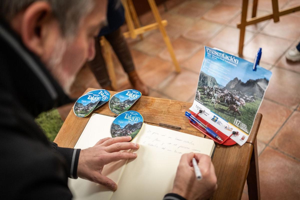 Visita de Clavijo a la primera quesería portátil, en Artenara Visita de Clavijo a la primera quesería portátil, en Artenara
