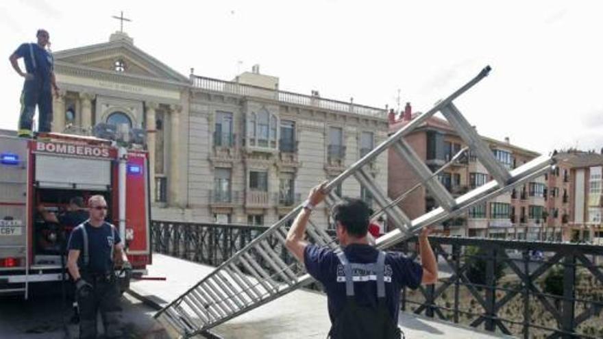 El Ayuntamiento lleva cerca de diez años sin convocar oposiciones para cubrir plazas de bombero.