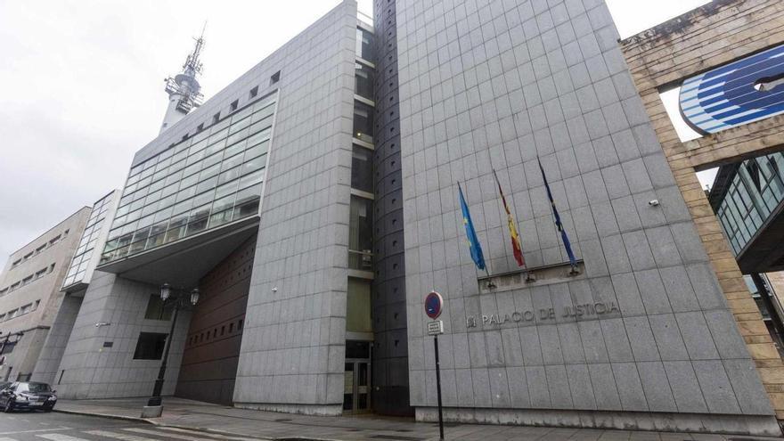 Todas las deficiencias que tiene el Palacio de Justicia de Oviedo cuando solo tiene 25 años de vida: desde humedades hasta cajas con expedientes en cada hueco libre