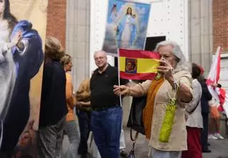 Rezos del rosario en una iglesia junto a la sede del PSOE en Ferraz