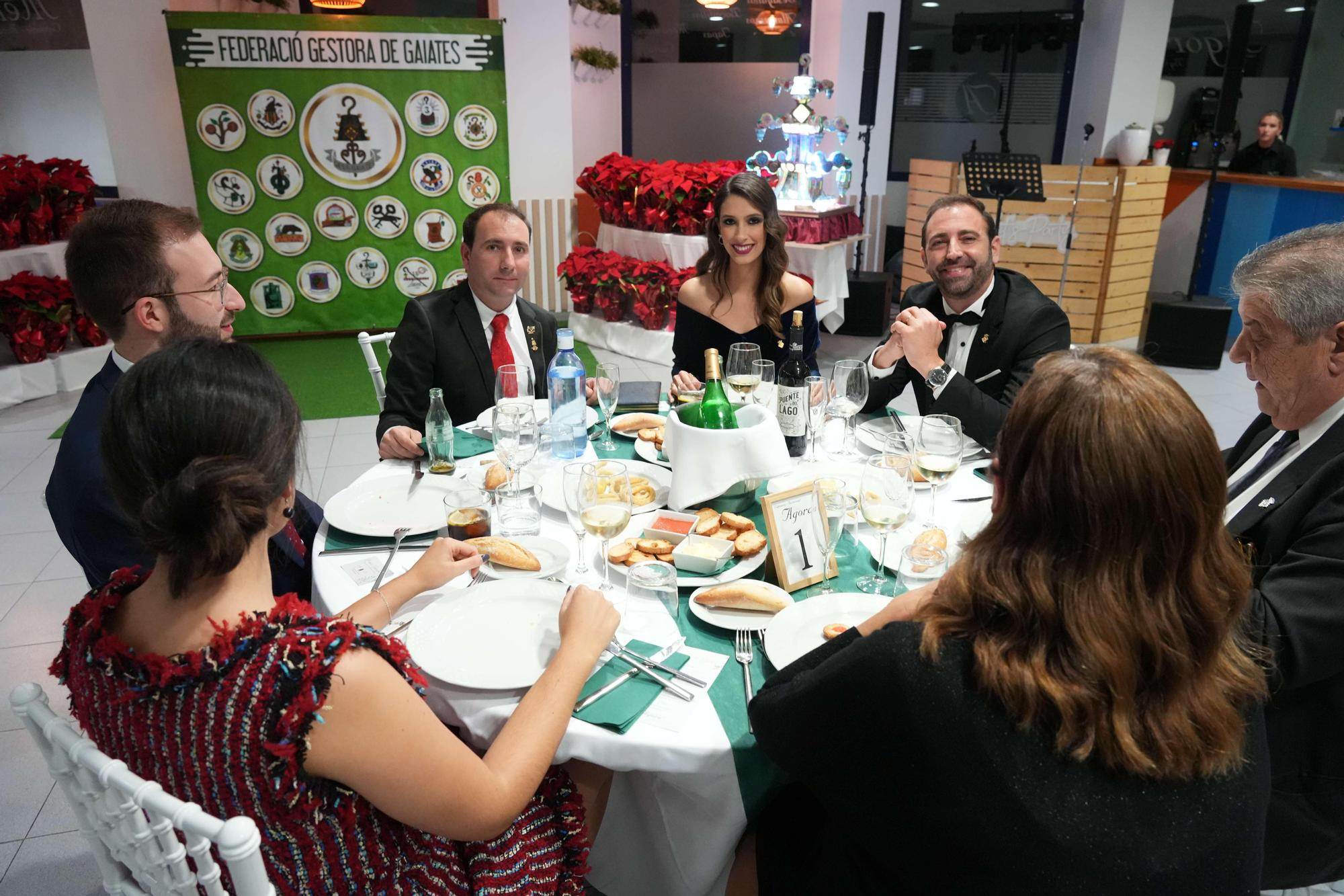 Tradicional cena de la Pascuera de reina, damas, madrinas, presidentes y Na Violant en Castelló