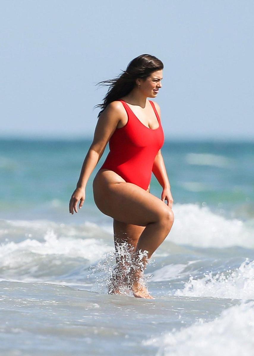 Ashley Graham en bañador entrando en el mar