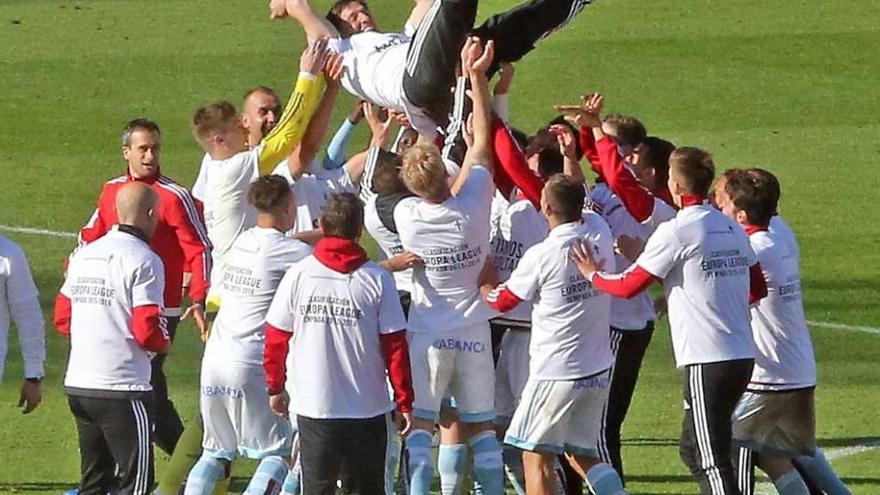 Los jugadores del Celta mantean al entrenador, Eduardo Berizzo, a la conclusión del partido contra el Málaga. // Ricardo Grobas