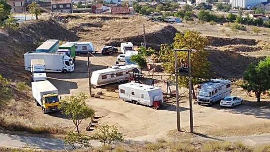 Caravanas de feriantes estacionadas en terrenos del barrio del Carmen de Toro.