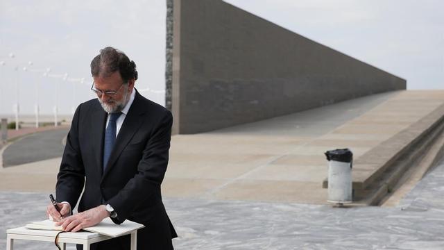 Mariano Rajoy firma en el libro de honor durante su visita al Parque de la Memoria de Buenos Aires, este miércoles.
