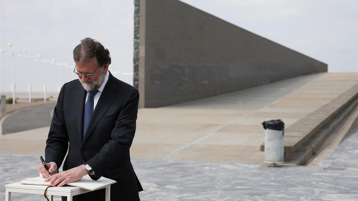 Mariano Rajoy firma en el libro de honor durante su visita al Parque de la Memoria de Buenos Aires, este miércoles.