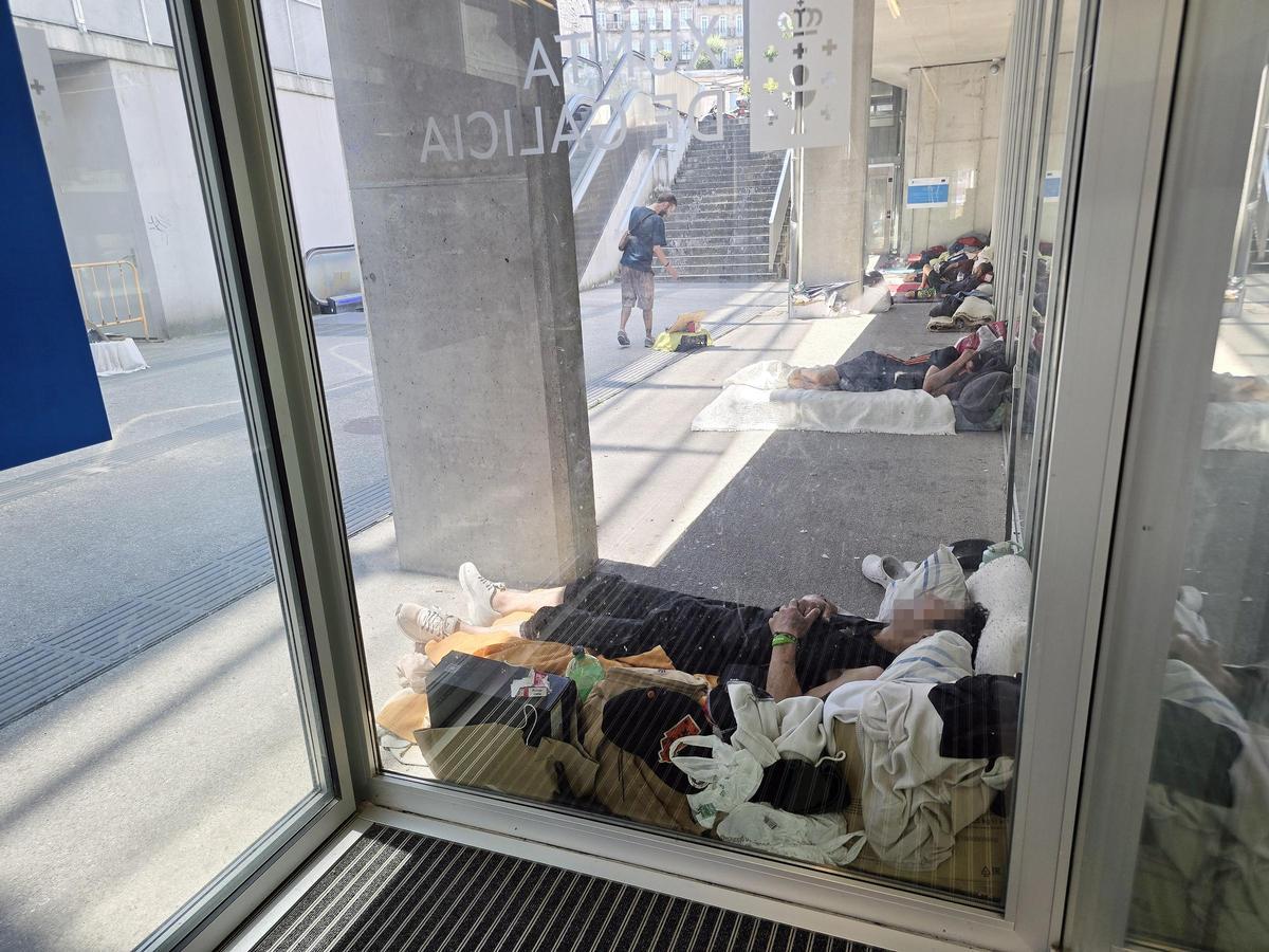 Personas durmiendo junto a la Estación de Autobuses de Urzáiz antes de ser desalojados.