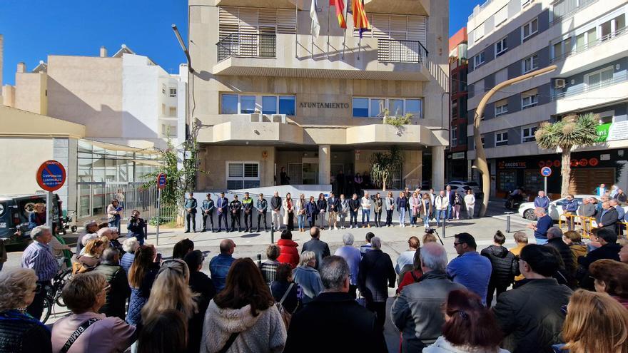 Docenas de vecinos guardan un minuto de silencio en Torrevieja por los guardias civiles fallecidos en Barbate