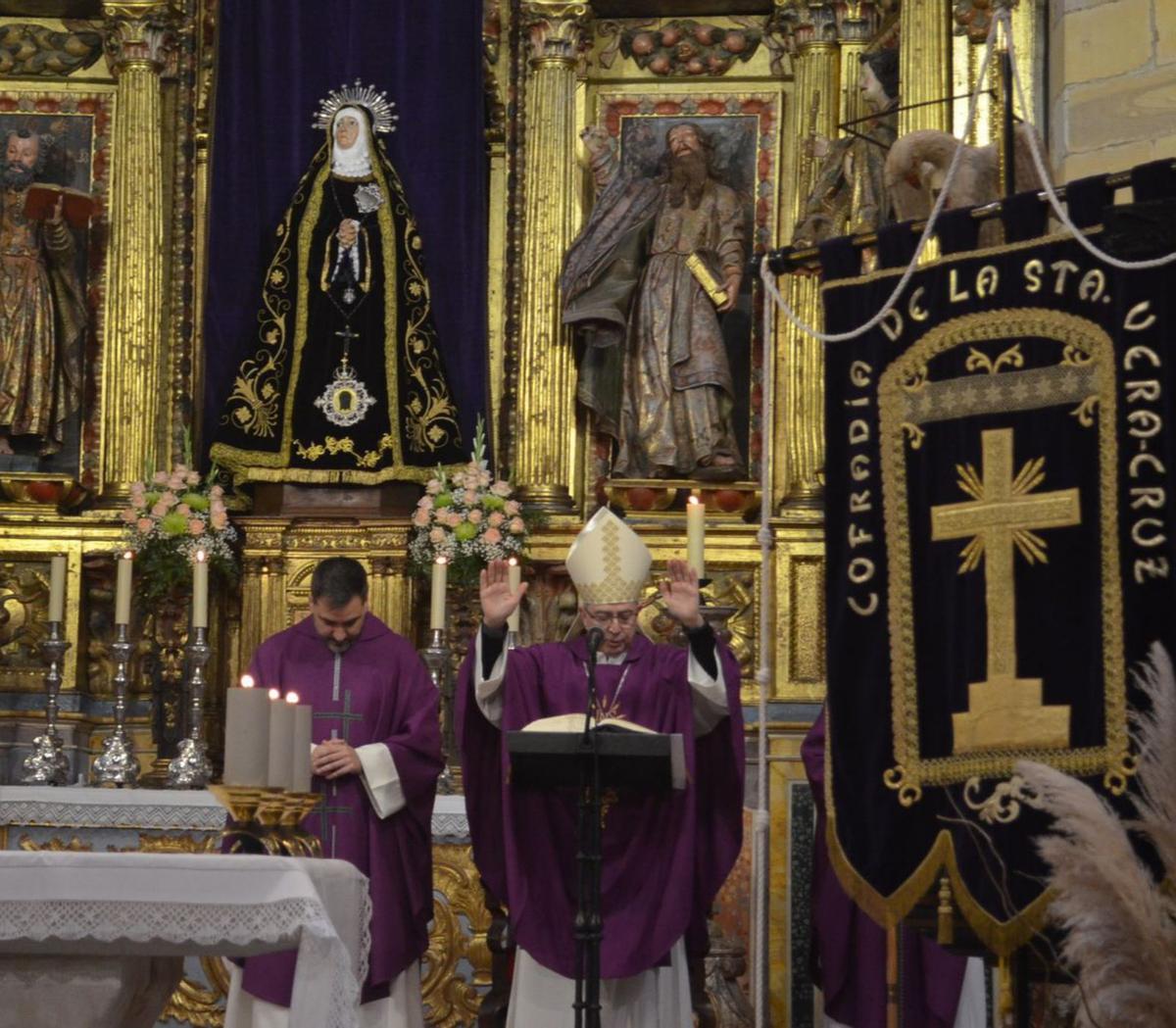 El obispo de Zamora, a la derecha, finalizando la Eucaristía. | E. P.