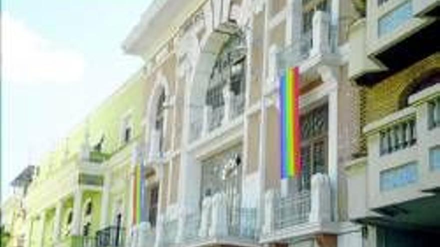 El teatro luce banderas reivindicativas de los gais
