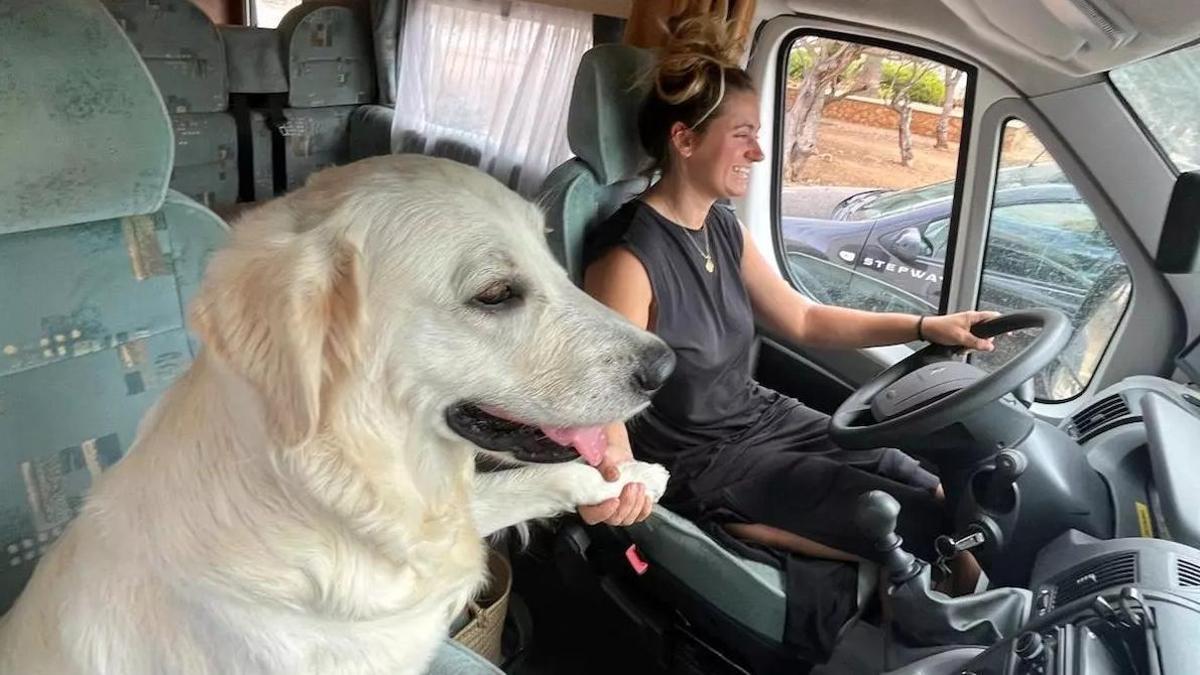 M. Bibiloni lebt mit ihrer Hündin Sindra in einem Wohnmobil in Palma.
