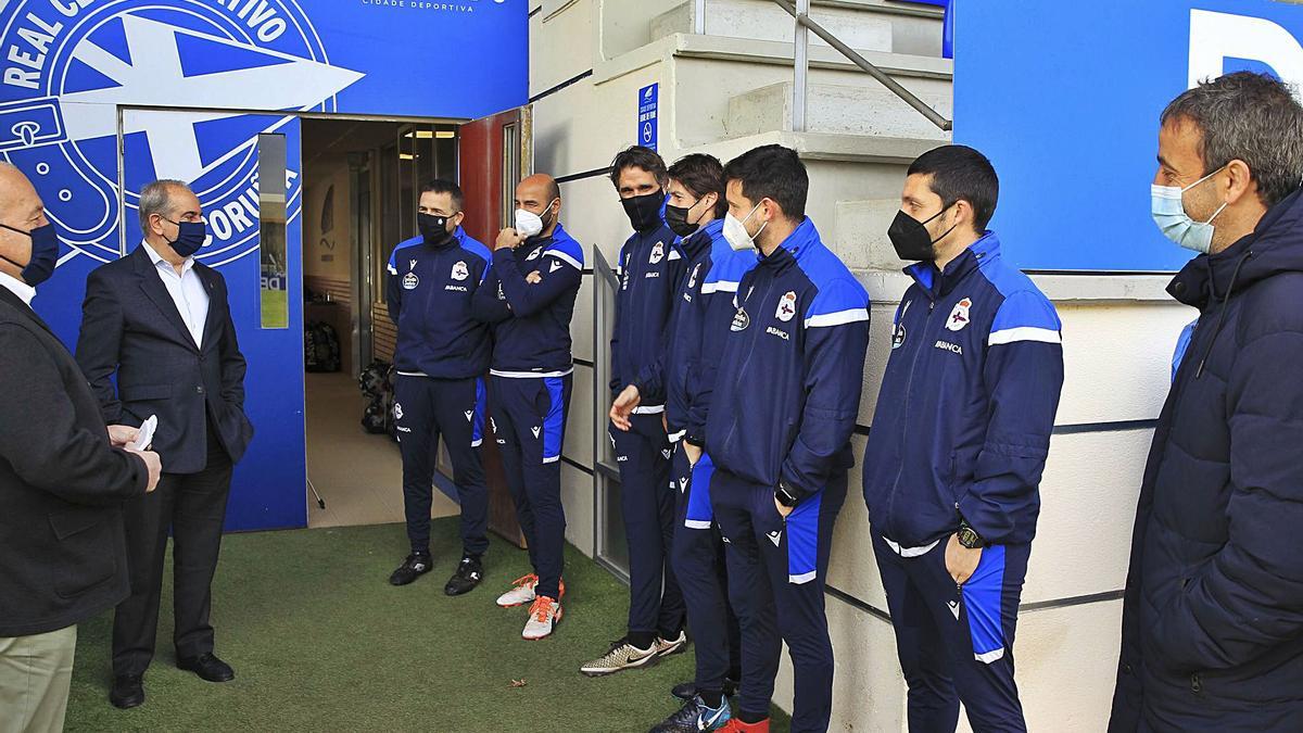 Antonio Couceiro (segundo por la izquierda), en Abegondo junto a Fran González (a la derecha) y el cuerpo técnico del Fabril. |  // RCD