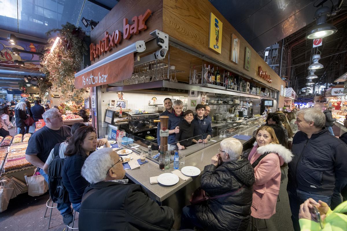 Jordi Asín y familia en el bar Pinotxo de la Boquería en enero, justo tras la jubilación del mítico Juanito.