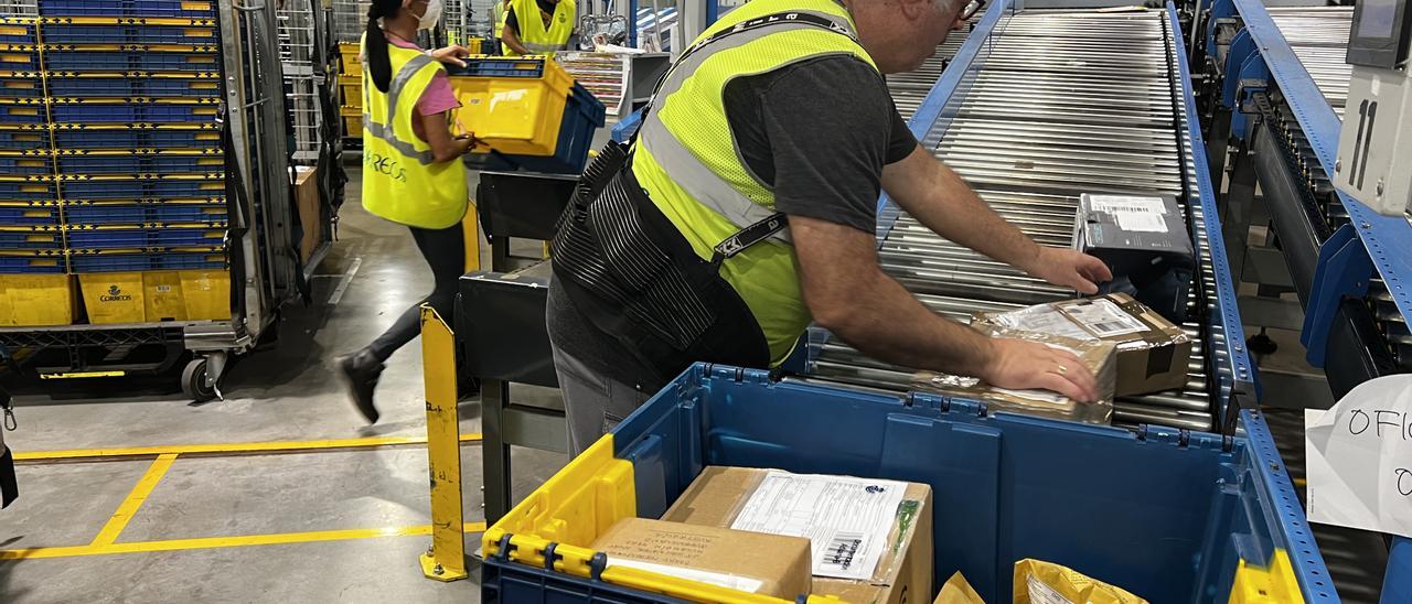 Trabajadores de Correos en un centro del servicio postal.