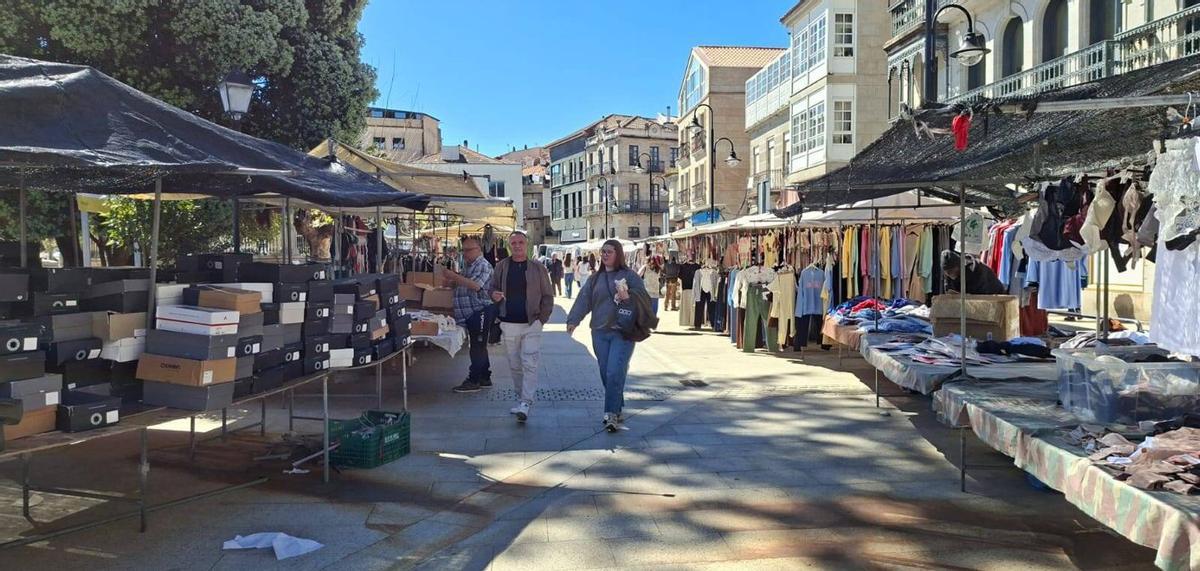 Mercadillo extraordinario de Cangas. | SANTOS ÁLVAREZ
