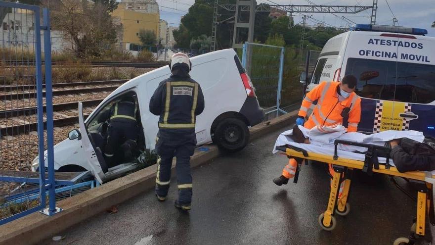 Un coche cae junto a las vías del tren al sufrir un accidente en Orpesa