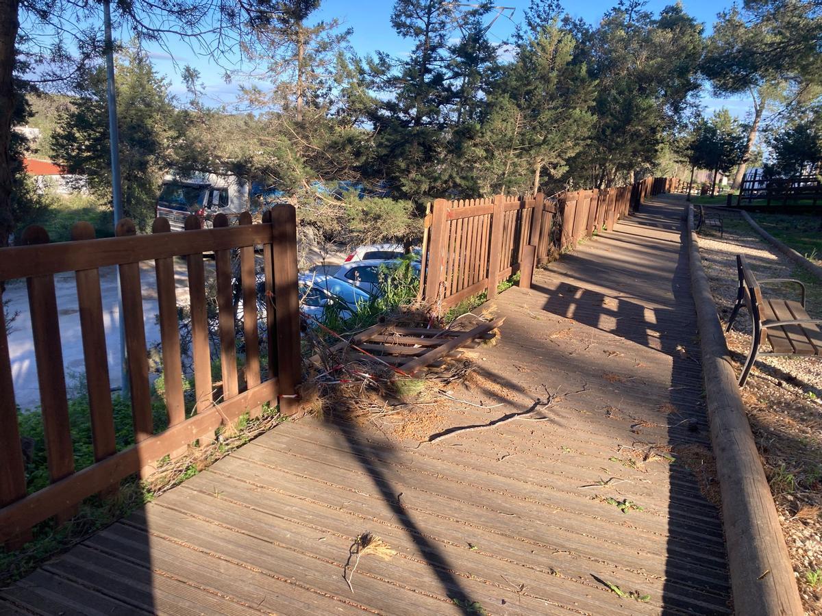 Imágenes del abandono del parque infantil de Sant Rafel