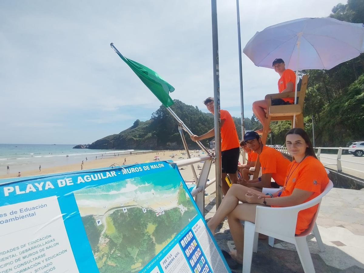 El equipo de socorrismo de la playa de Aguilar, por la derecha, Lorena García Crespo, Guille Martín Alonso, Fernando Martín Alonso, sentado en la silla de vigilancia, Fernando Álvarez y Jorge Martín de López.