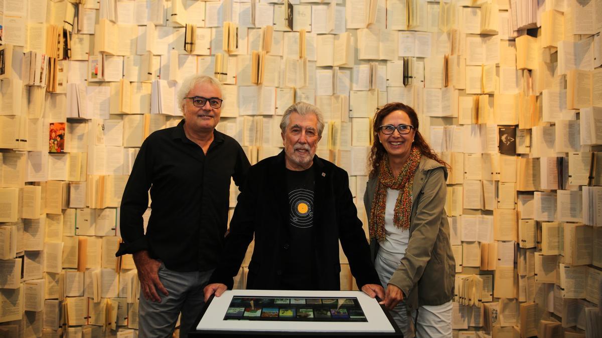 Sierra i Fabra, entre los comisarios de la muestra, Jordi Bianciotto y Hortènsia Galí.