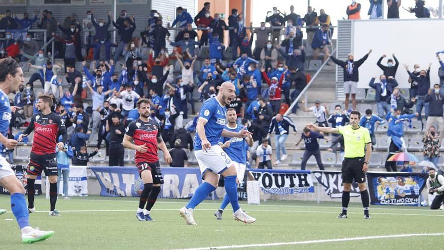 El Xerez Deportivo celebra uno de sus goles en el Manuel Polinario ante el Salerm Puente Genil.