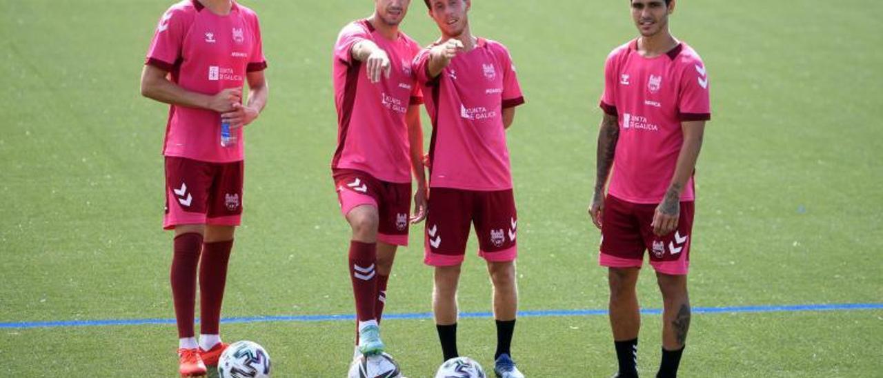 Javi Rey, Soto, Yelko Pino y Araújo (de izquierda a derecha) durante un entrenamiento en el campo de Xeve. |  // GUSTAVO SANTOS