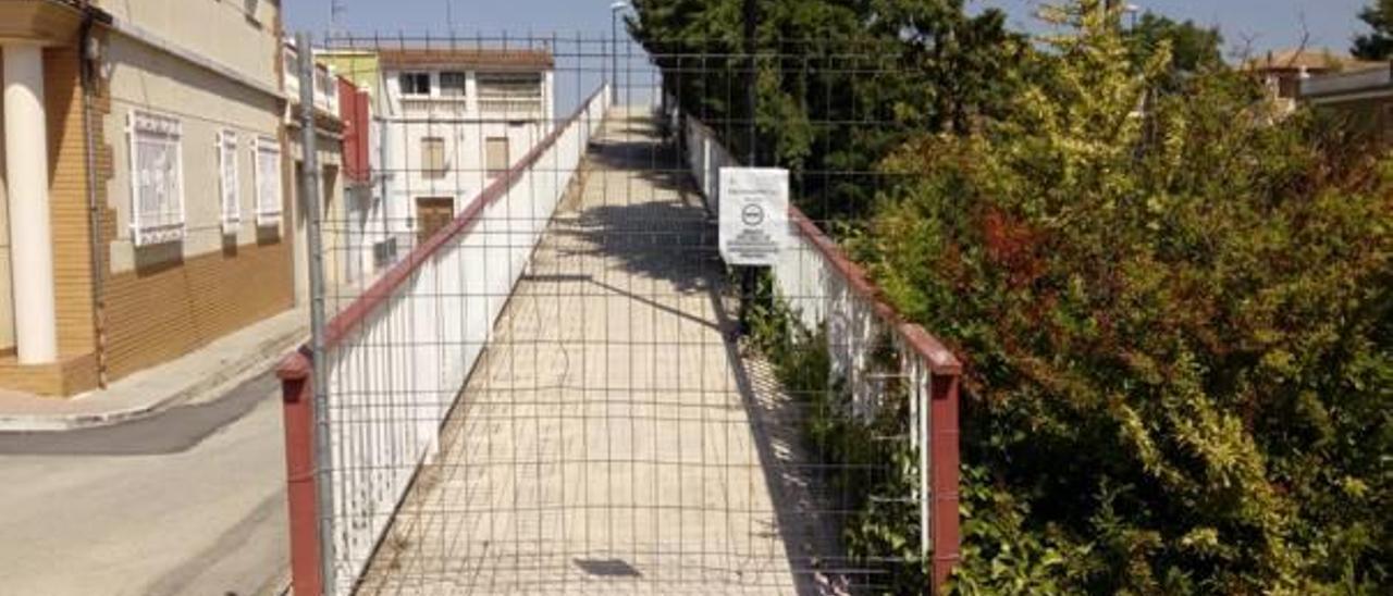 La plataforma para cruzar las vías del tren en San Antonio de Requena, precintada.