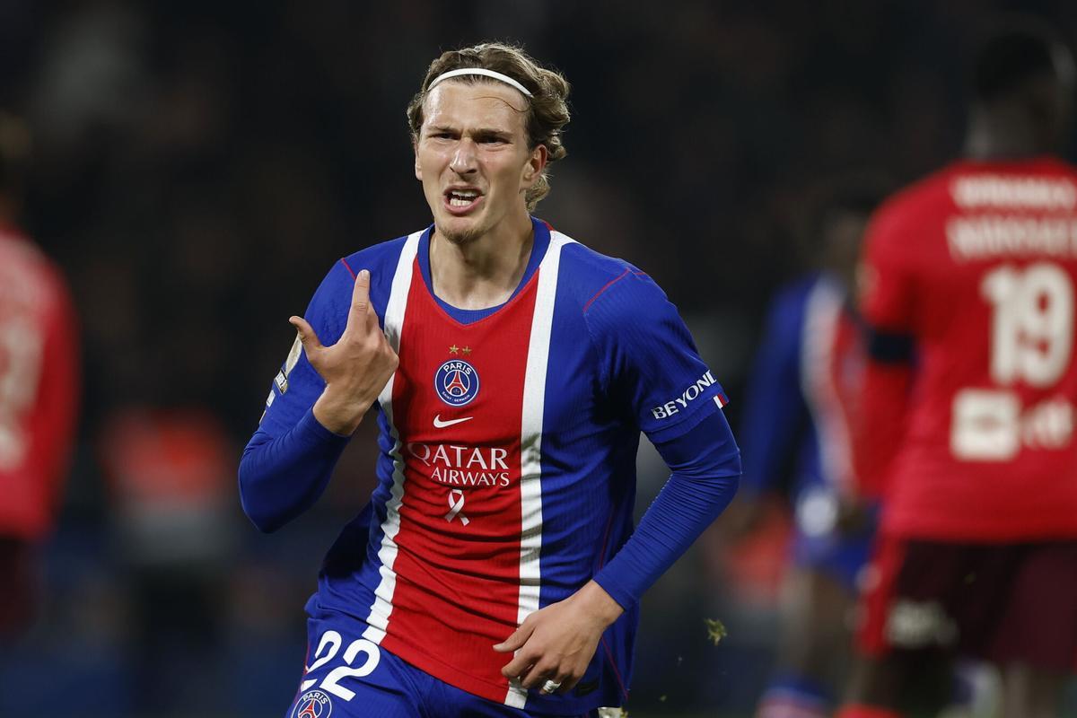 Mika Godts celebra su gol al Lyon