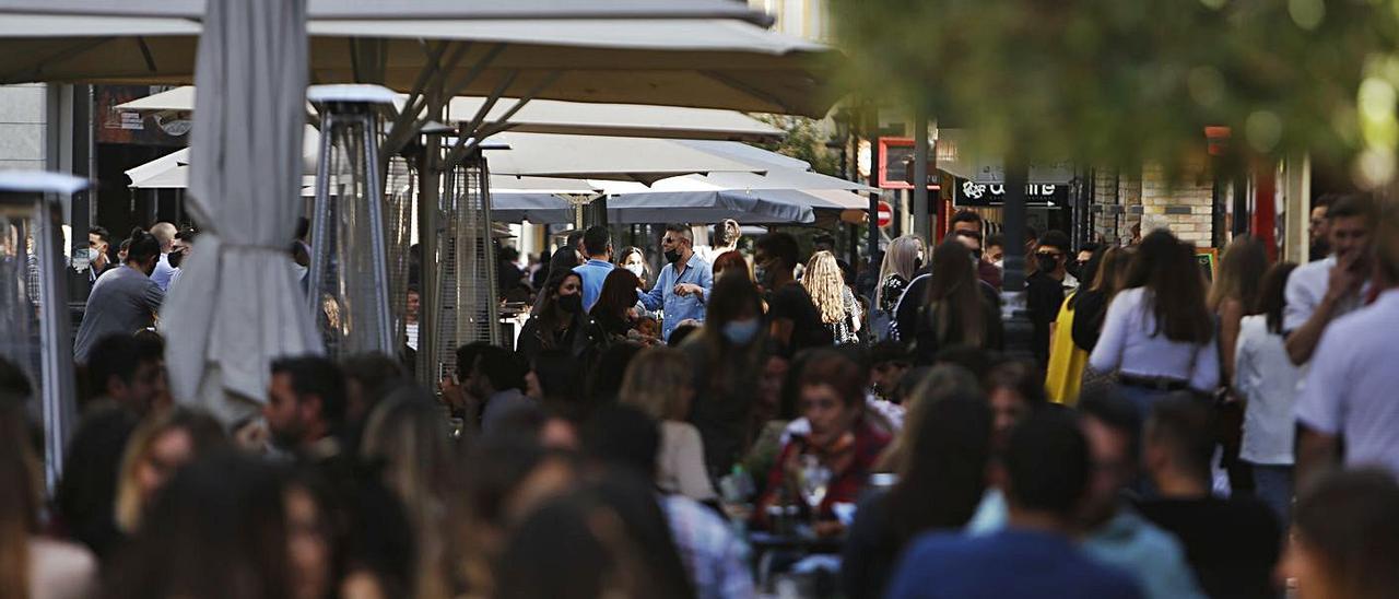 El tardeo volvió con fuerza este sábado a Alicante, tras la ampliación de horarios a la hostelería.