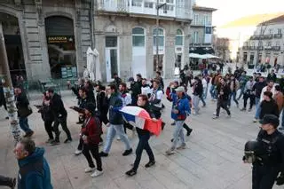 La afición del Lyon, escoltada por la policía, pone rumbo a Balaídos