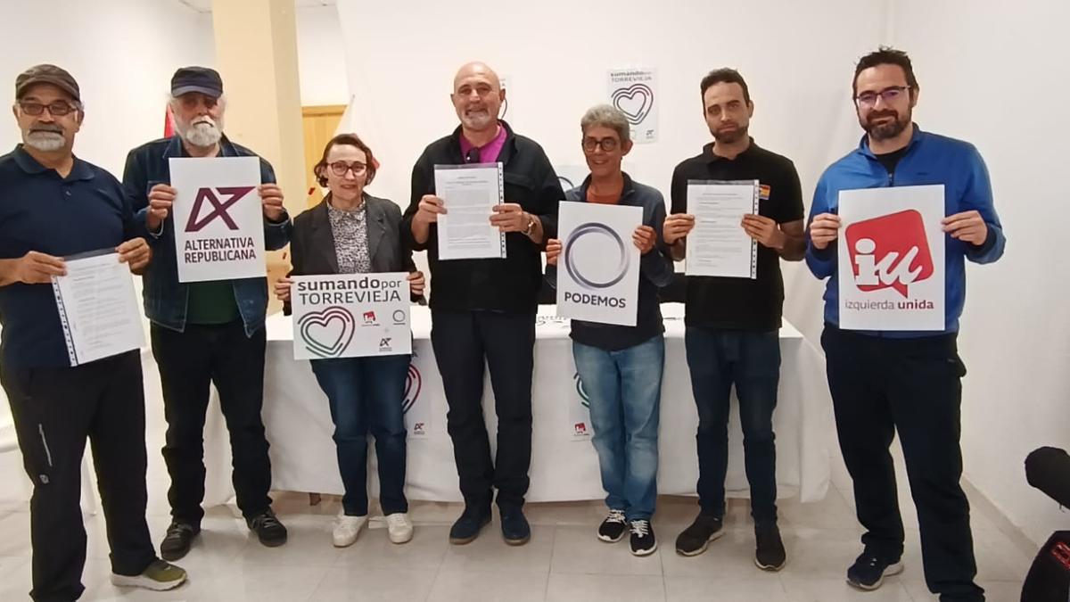 Miembros de Izquierda Unida, Podemos y Alternativa Republicana en la presentación del acuerdo