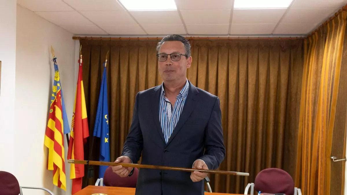 El nuevo alcalde de Castellonet de la Conquesta toma posesión en un pleno sin alusión al polémico hotel de cuatro estrellas