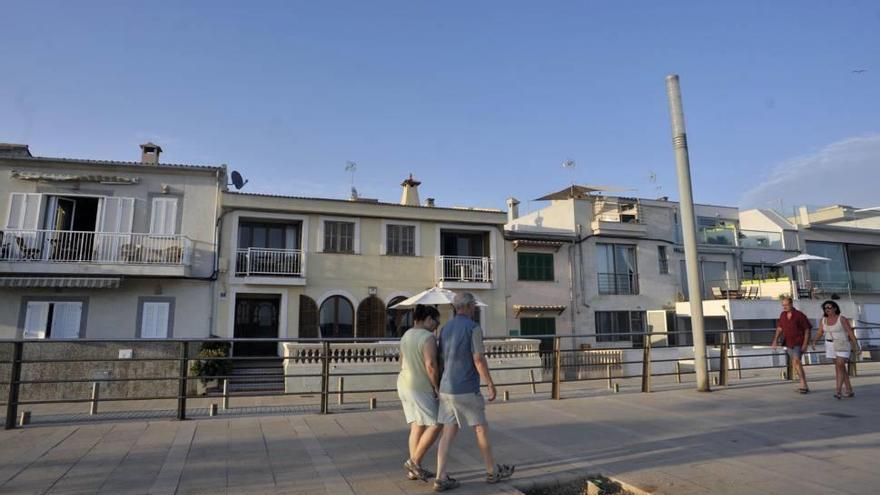 En el Molinar las casas tradicionales (izq.) conviven con edificios modernos, como los de la derecha.