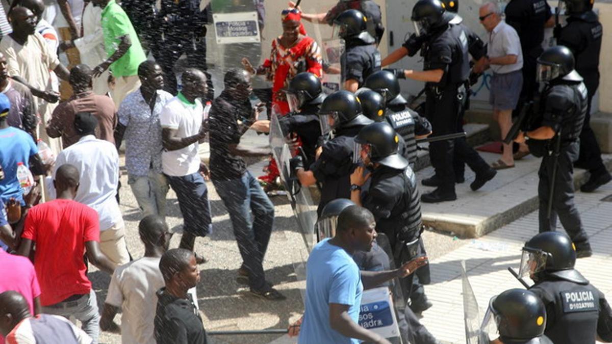 Incidentes entre Mossos y senegaleses tras la muerte de un mantero en Salou, el 11 de agosto pasado.