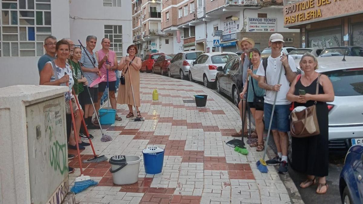 Vecinos, en plena limpieza protesta en Miraflores de los Ángeles, en julio del año pasado.