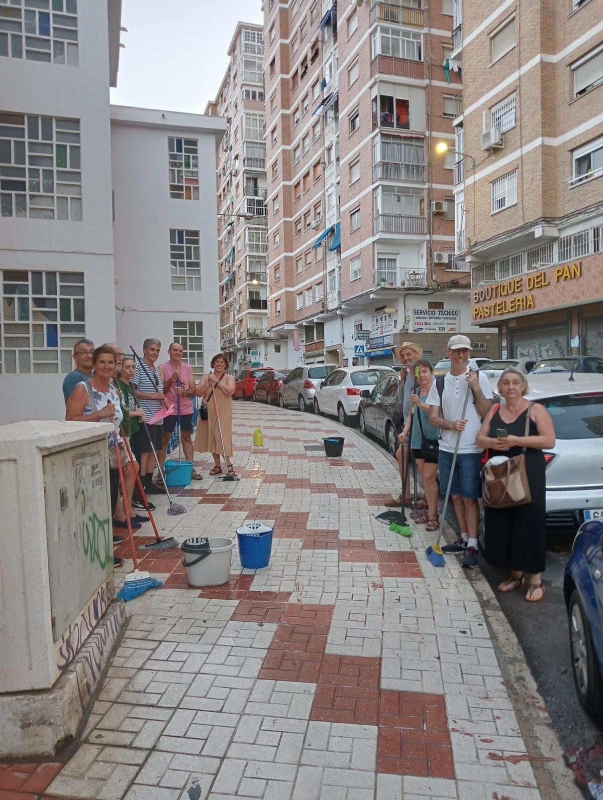Los vecinos, en plena limpieza en Miraflores de los Ángeles, este lunes.