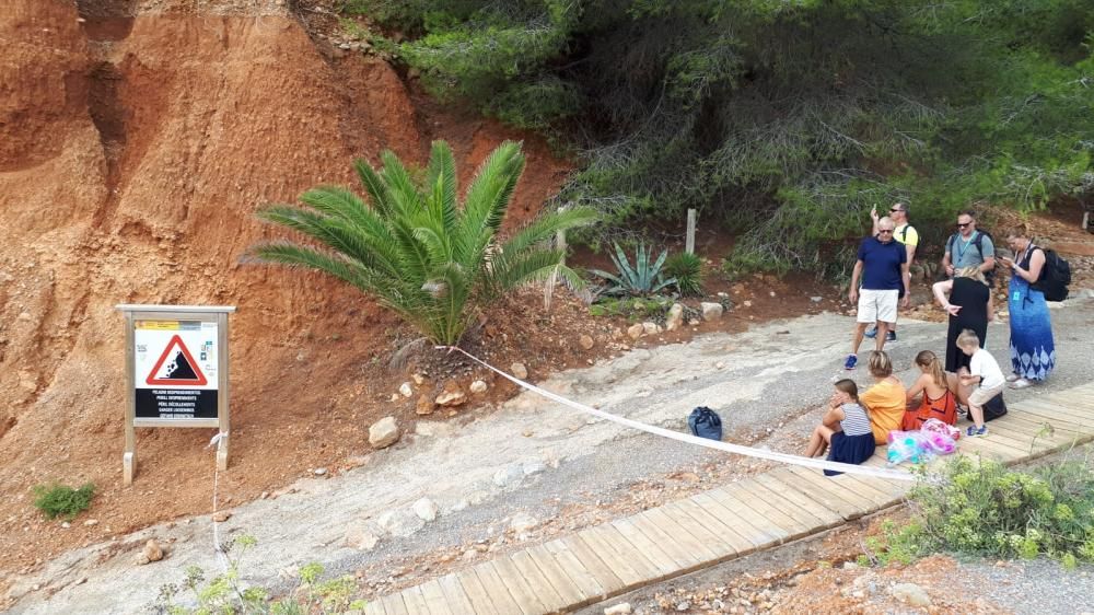 La playa de es Bol Nou sigue cerrada tras el derrumbe.