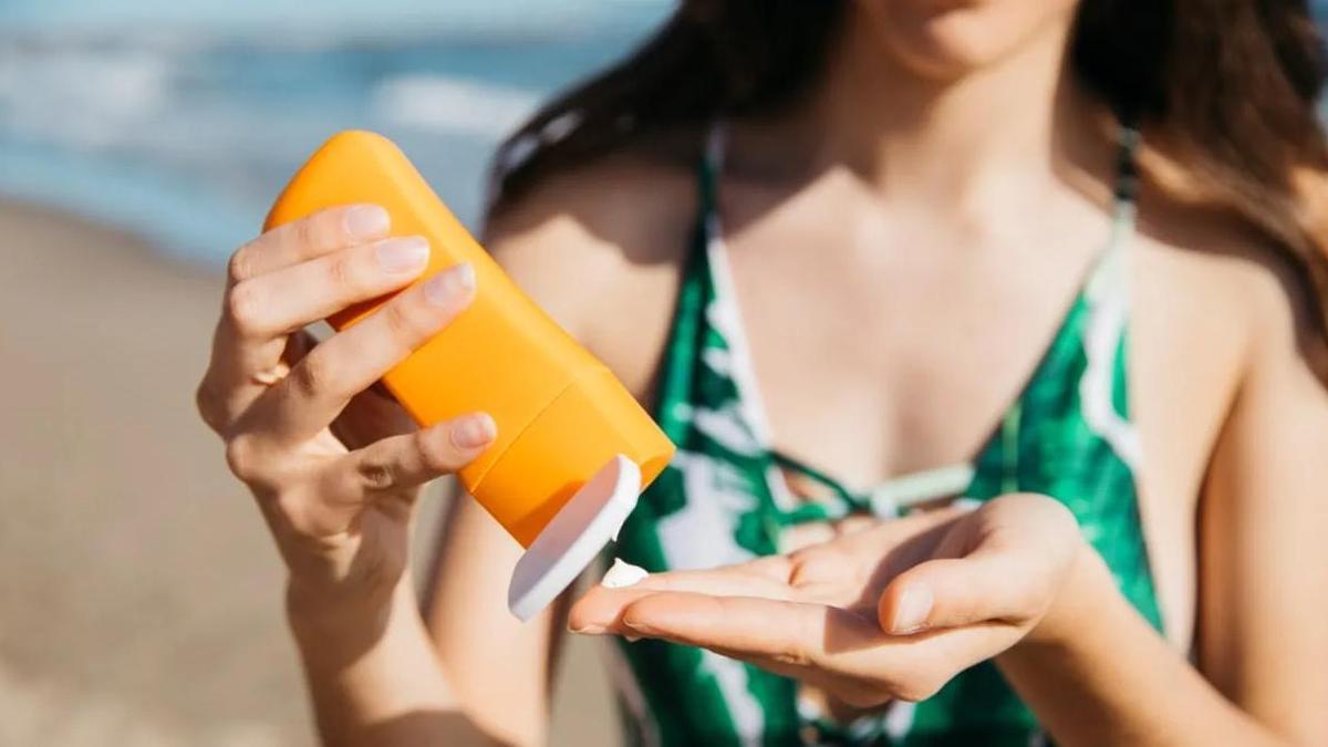 Una persona utiliza crema solar