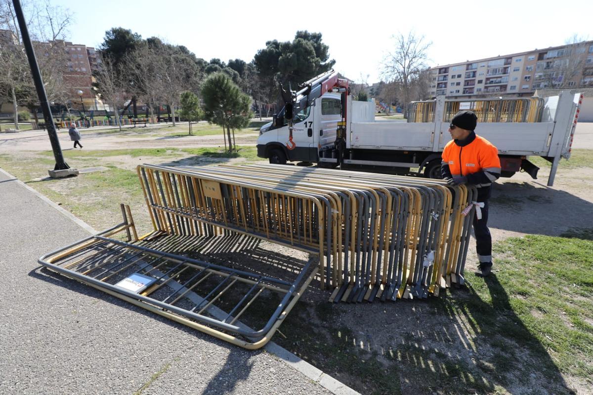 Los operarios del Ayuntamiento preparan ya el parque Tío Jorge para la celebración de la fiesta