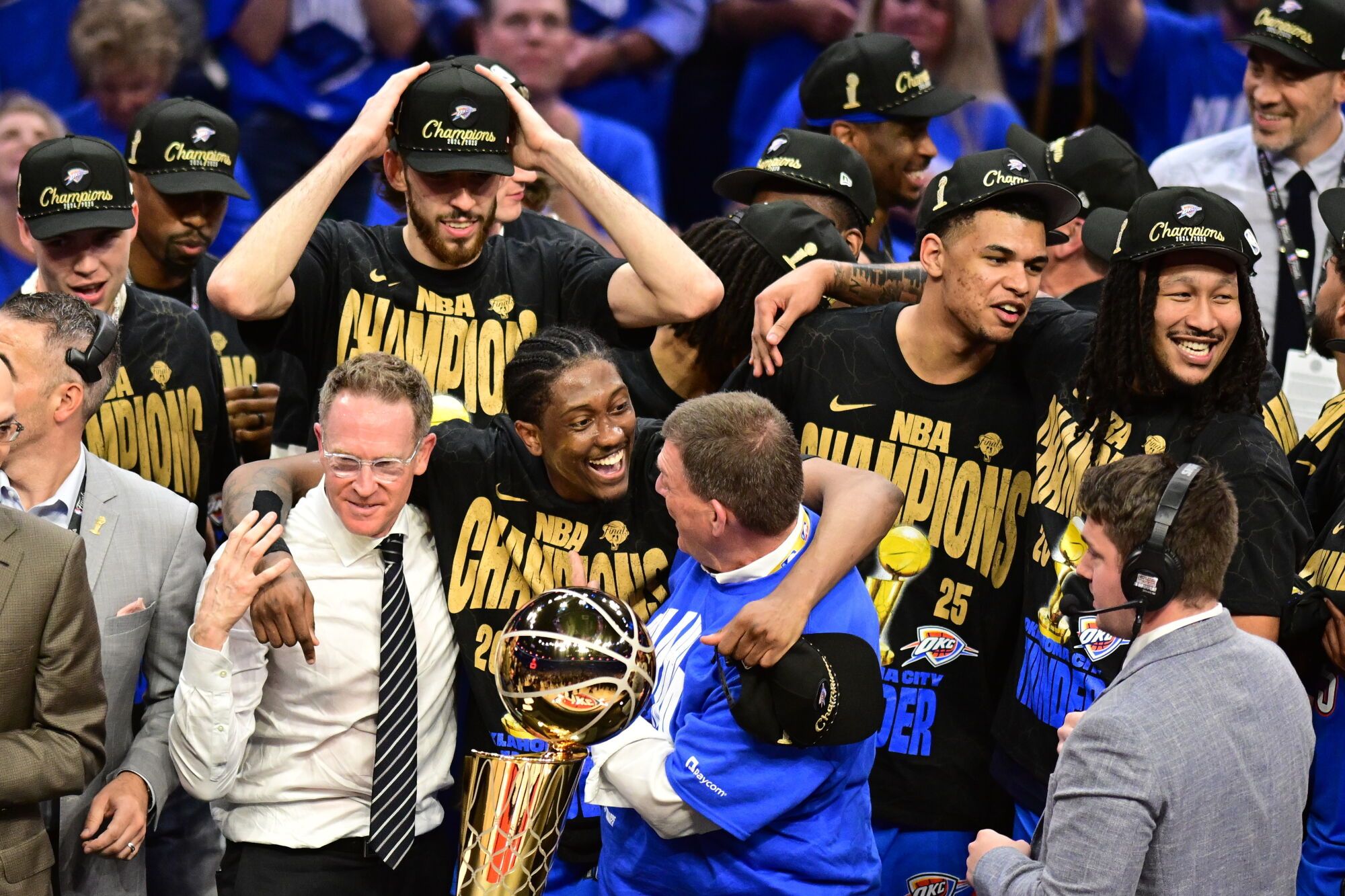 OKLAHOMA CITY (United States), 23/06/2025.- Sam Presti, (L) General Manager of the Oklahoma City Thunder celebrates with Oklahoma City Thunder's Jalen Williams (C) and Oklahoma City Thunder owner Clay Bennett (R) following the Oklahoma City Thunder win of the NBA finals, defeating the Indiana Pacers in game seven, at the Paycom Center in Oklahoma City, Oklahoma, USA, 22 June 2025. (Baloncesto) EFE/EPA/MANUELA SOLDI SHUTTERSTOCK OUT. SHUTTERSTOCK OUT