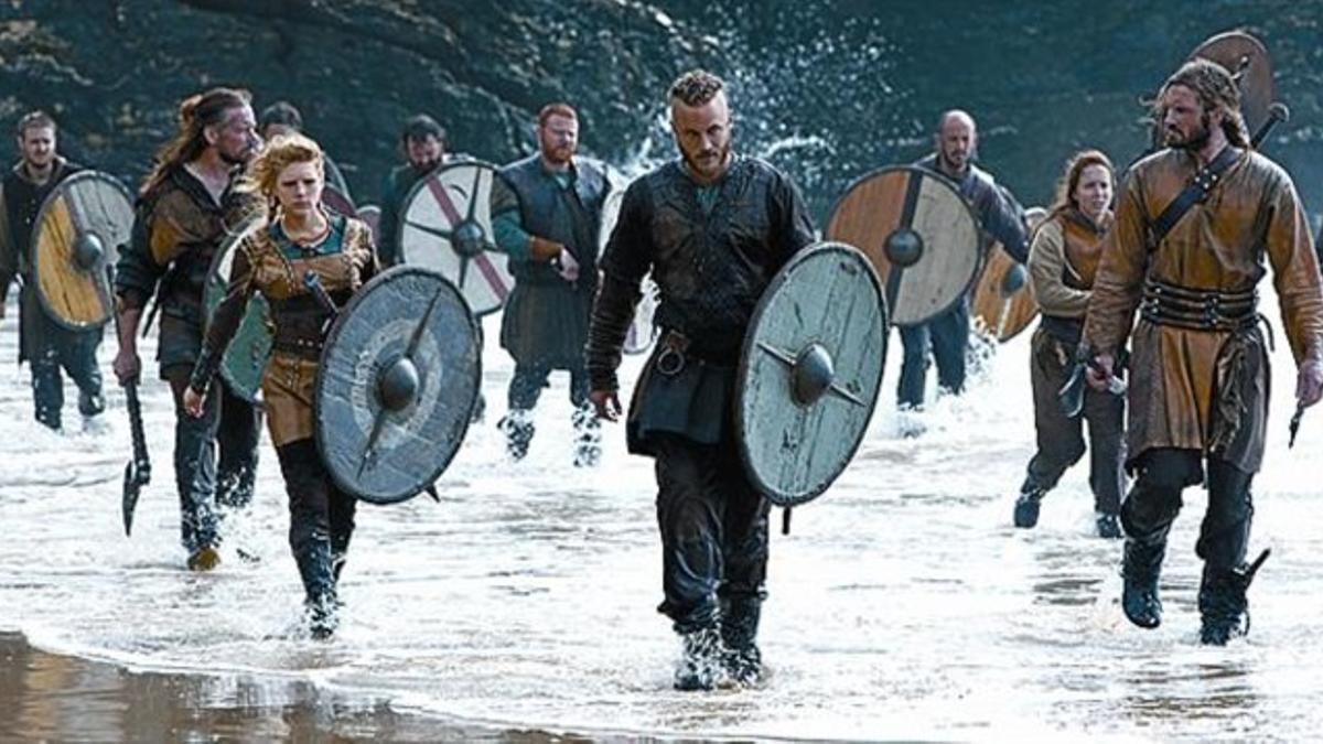 Travis Fimmel, en el centro, en una escena de la serie 'Vikingos'.