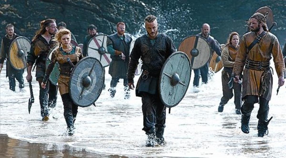 Travis Fimmel, al centre, en una escena de la sèrie ’Vikingos’. Travis Fimmel, al centre, en una escena de la sèrie ’Vikingos’.